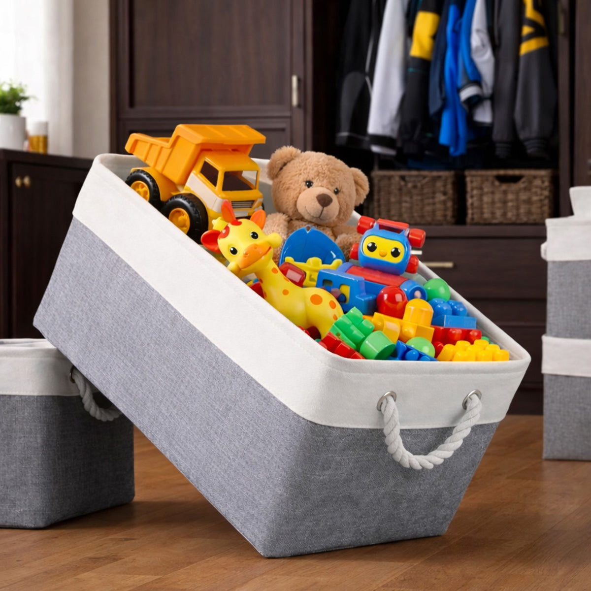 Cesto siendo utilizado para colocar juguetes en la racamara de un niño