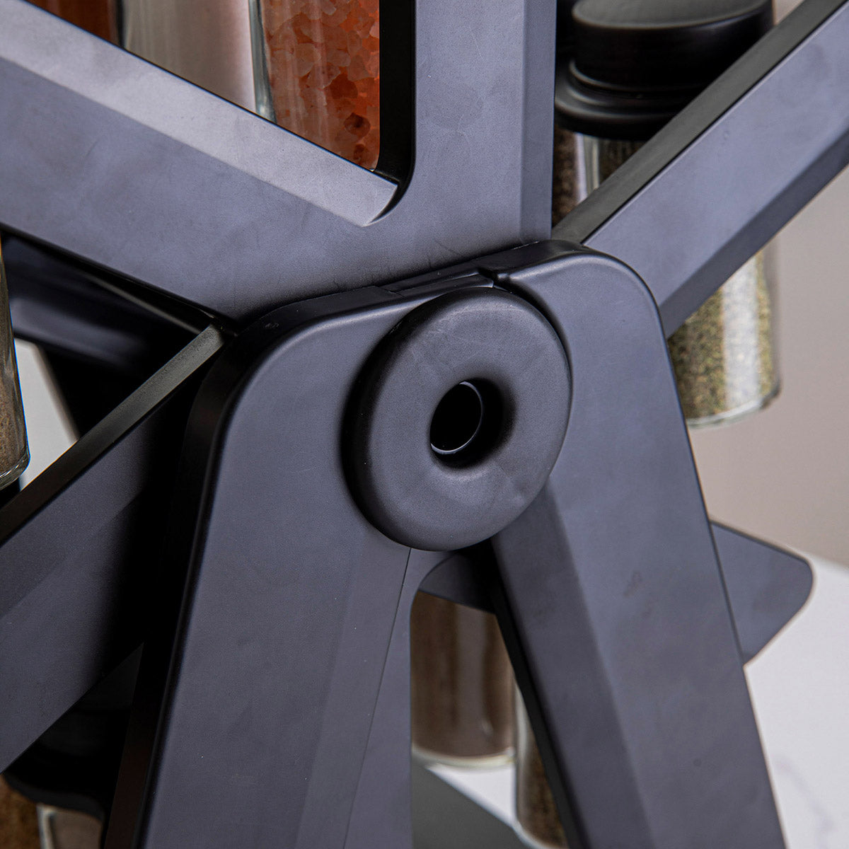 Detalle del carrusel porta especias 360 grados para organizacion de cocina