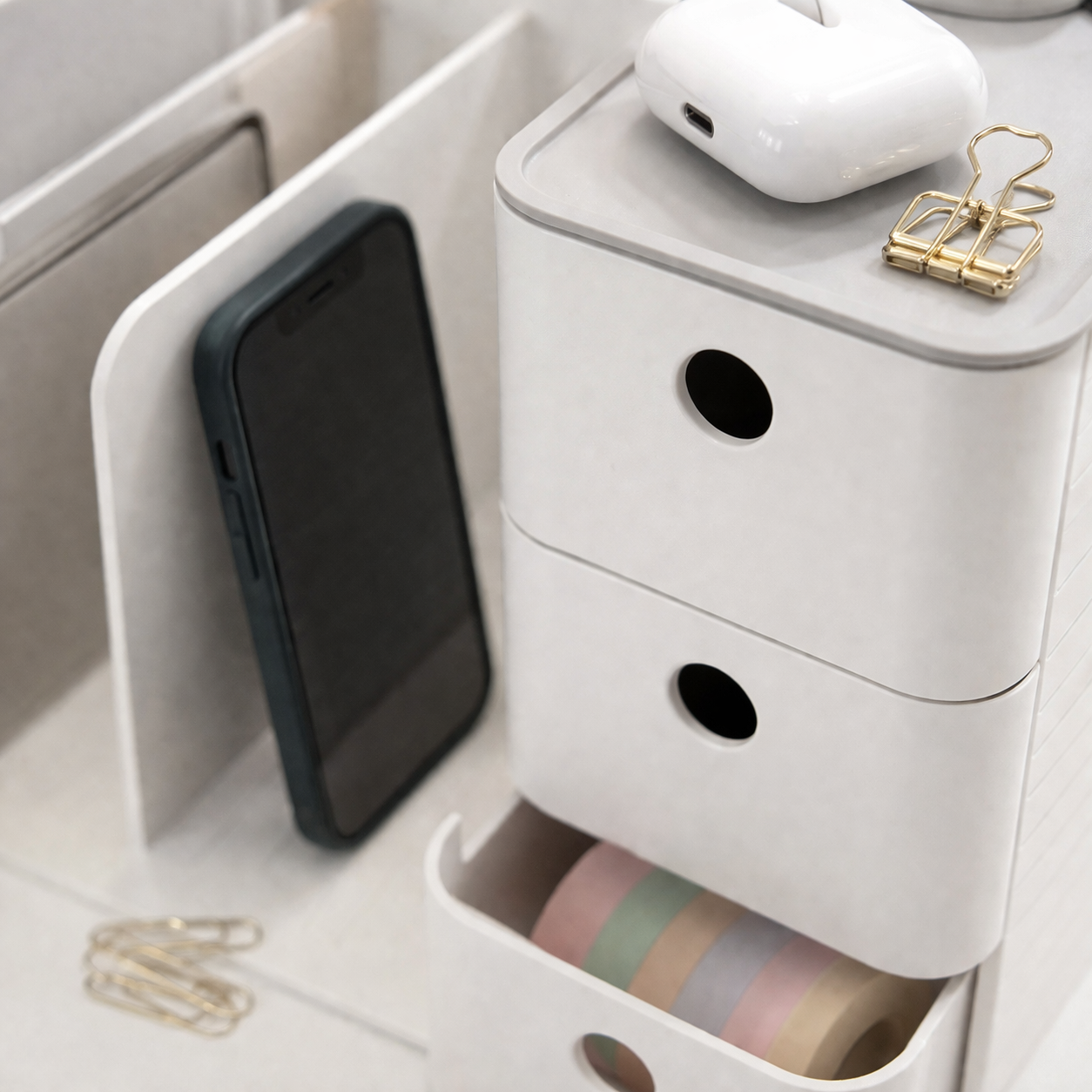 Espacio de trabajo moderno y ordenado con la Box Desk de acabado blanco impecable