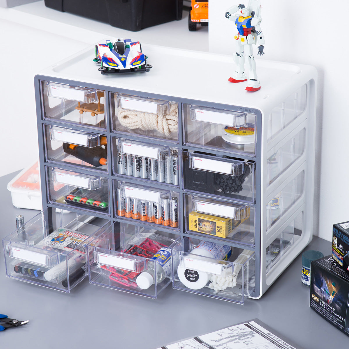 Estacion de trabajo tecnica equipada con el Organizador Multibox de 12 gavetas LITEM, optimizando el almacenamiento de suministros de oficina y papelería profesional sobre el escritorio