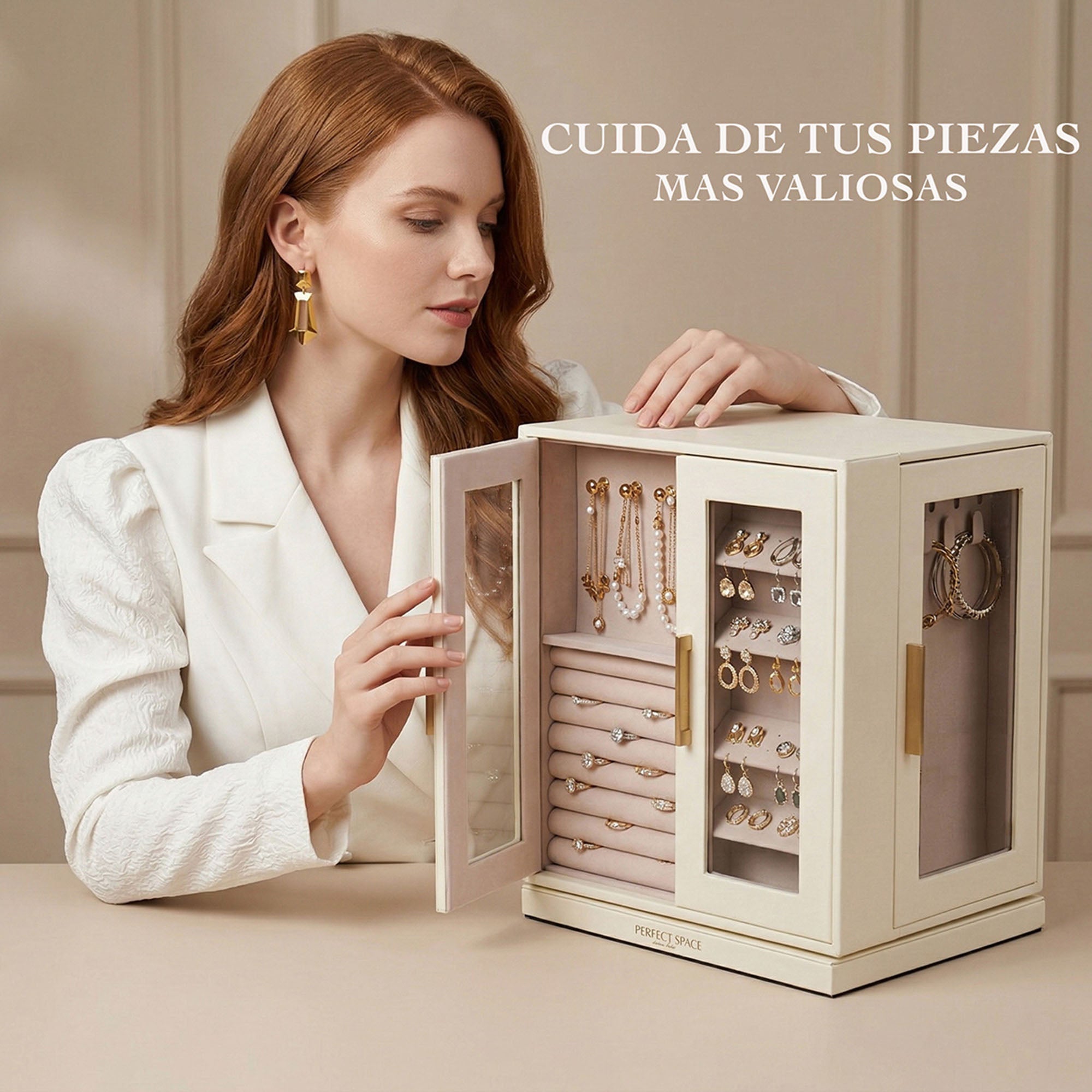 Mujer elegante utilizando el joyero de gran capacidad AG Box con espejo y accesorios organizados