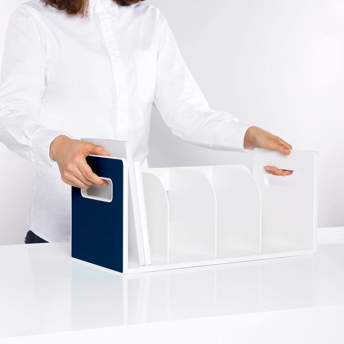 Detalle de funcionalidad: asas laterales reforzadas para el traslado ergonomico de documentos y libros pesados entre areas de oficina