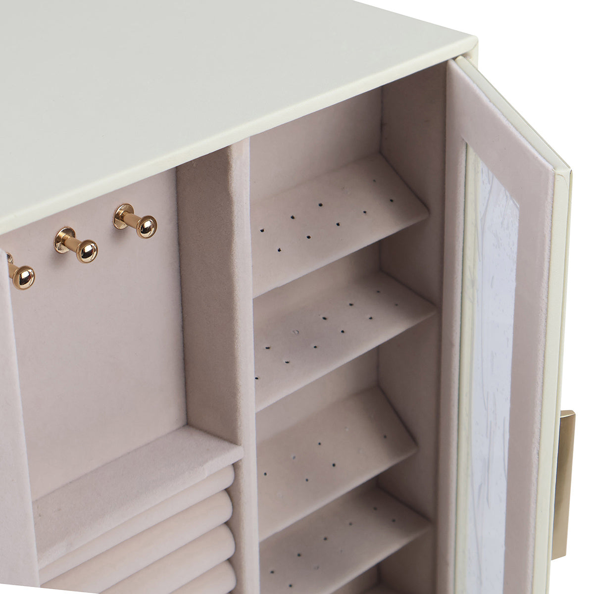 Detalle de la puerta lateral del joyero AG Box con ganchos antienredo para collares