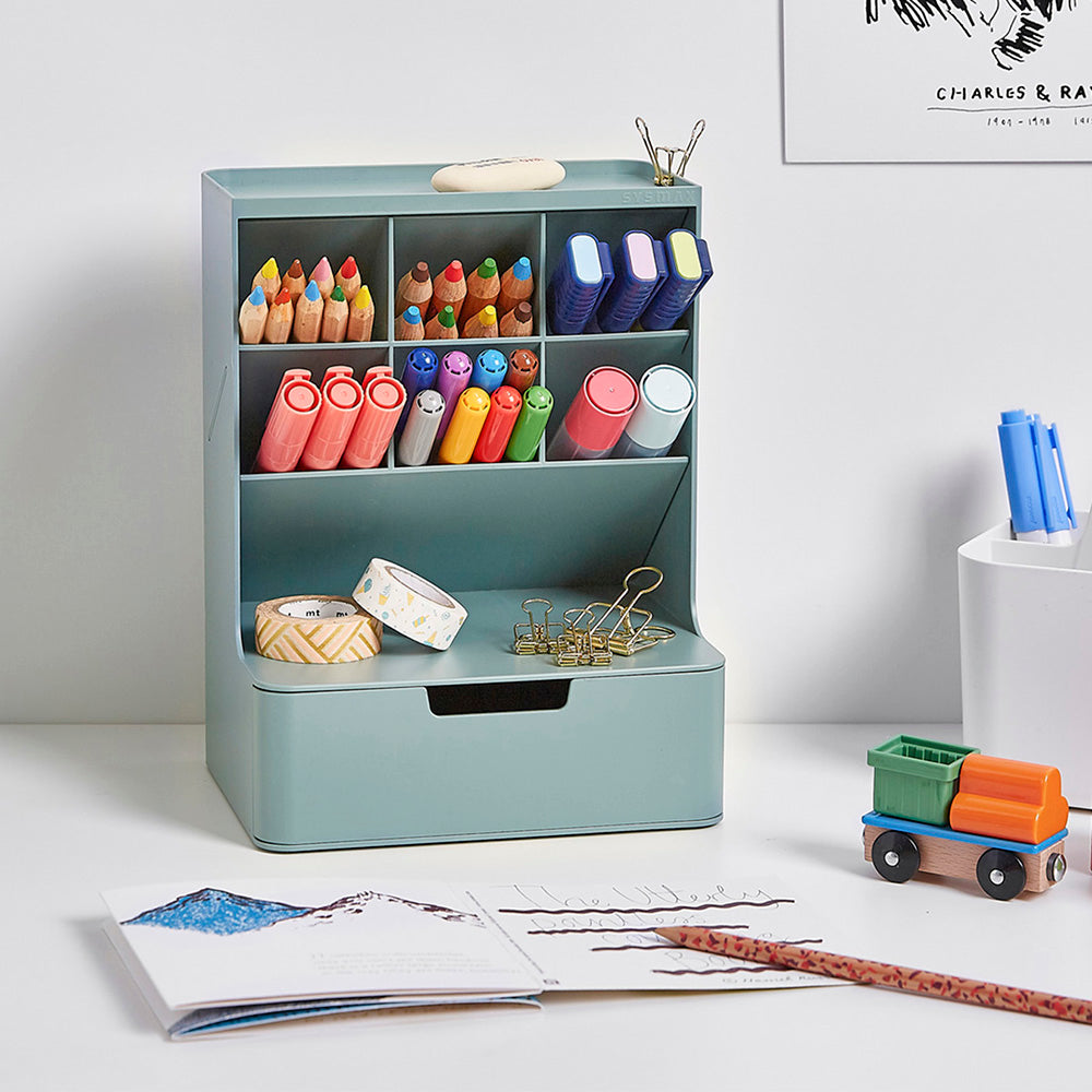 Escritorio organizado con el Box verde de AG Box y accesorios de papeleria