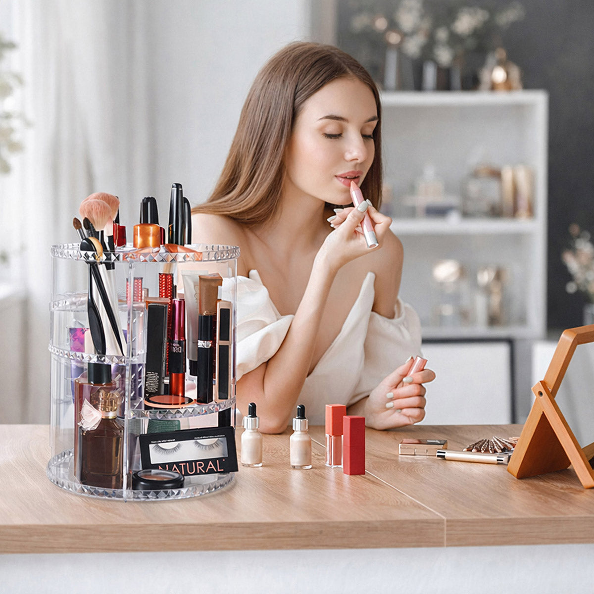 Mujer teniendo orden en su tocador gracias al almacenador de maquillaje 