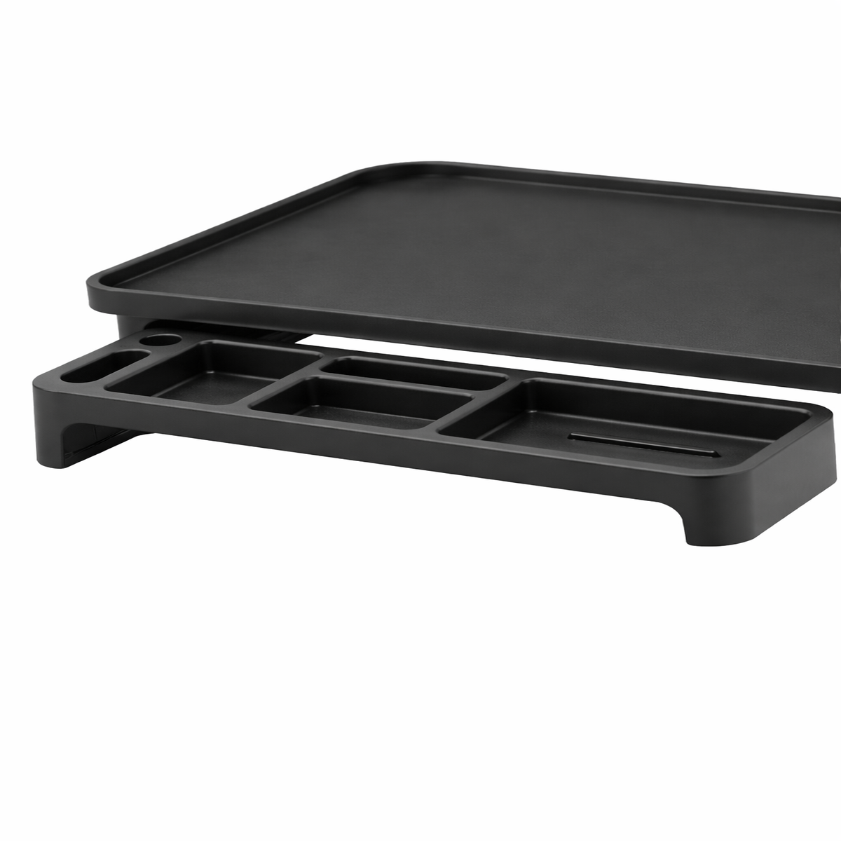 Setup de oficina organizado con soporte para monitor y accesorios de escritorio