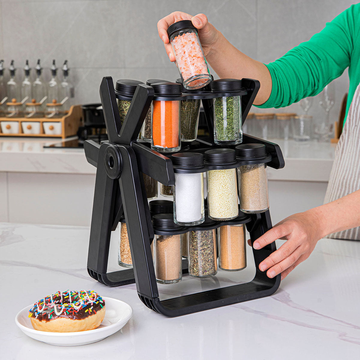 persona utilizando el especiero negro marca ag box en su cocina elegante para guardar especies y condimentos 